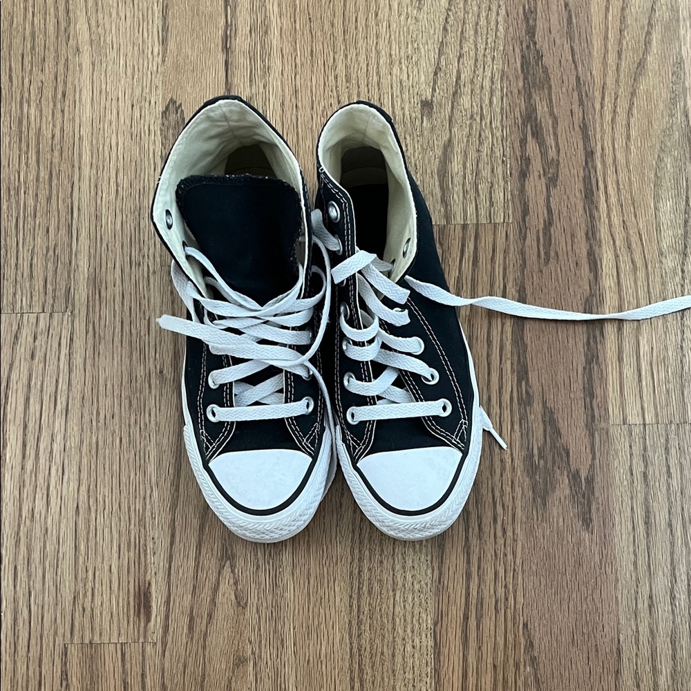 Converse women’s black and white